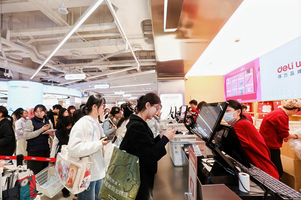 1766369305103094dyQt.jpg 3-開業(yè)現(xiàn)場消費(fèi)熱潮.jpg